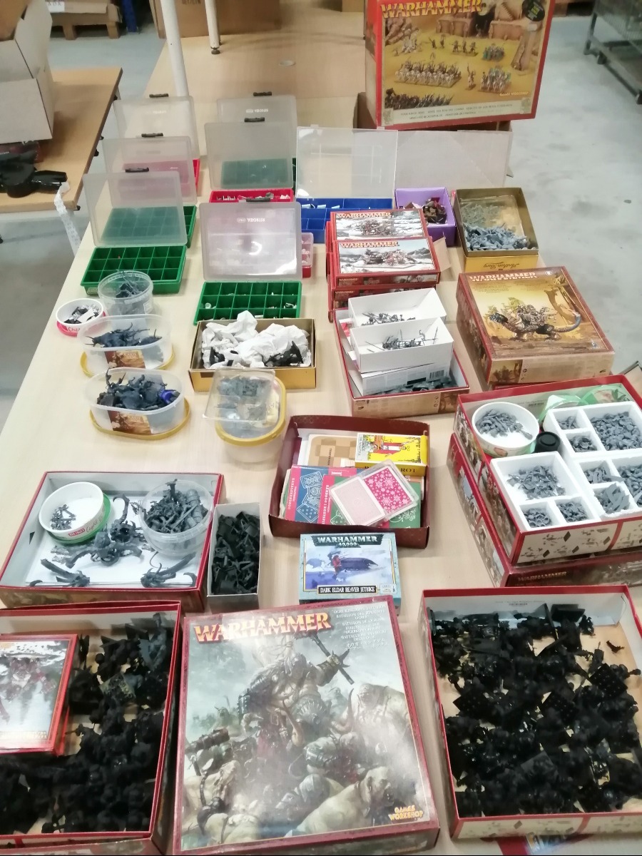 Trækasse med indhold