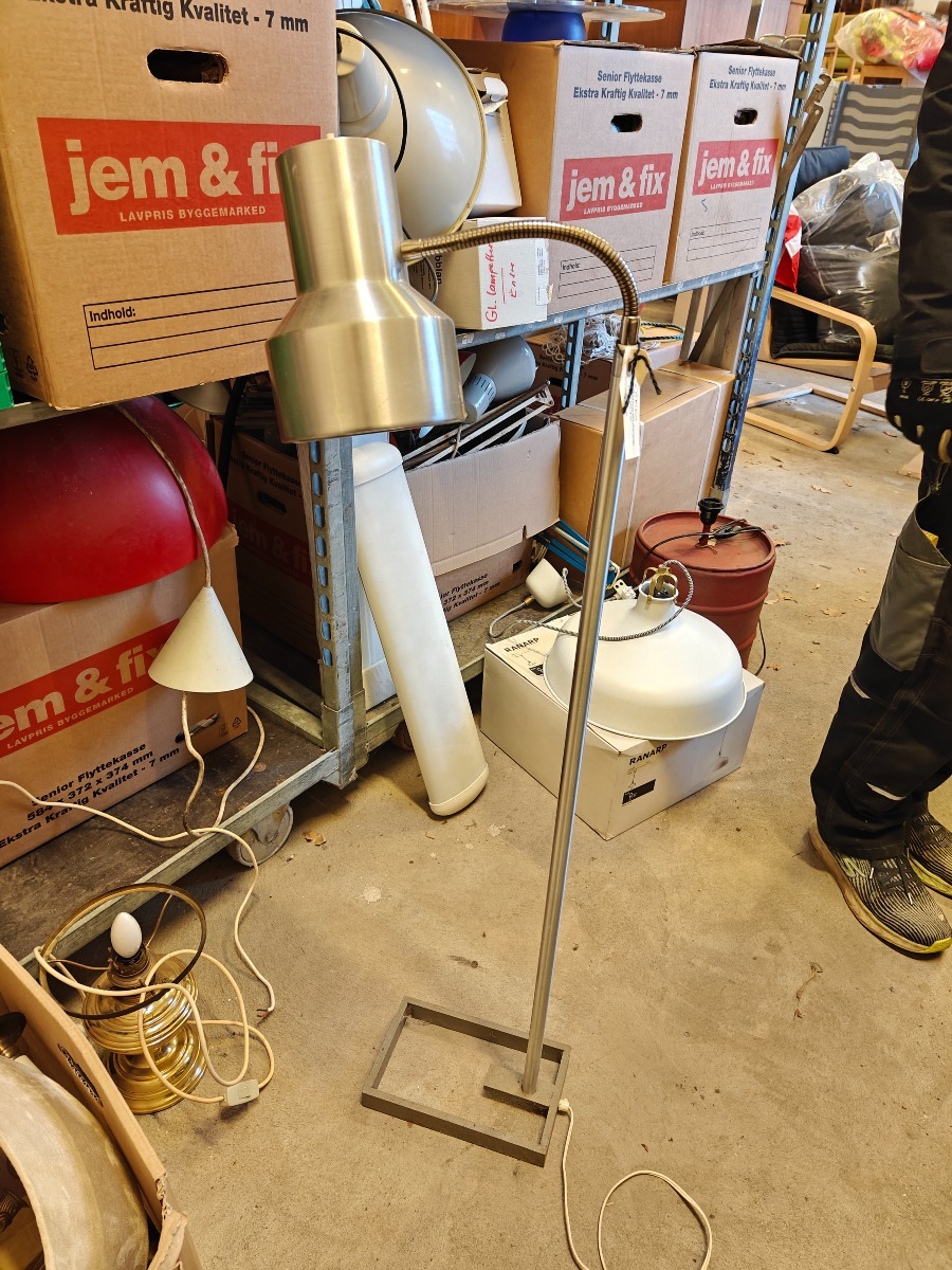 Alt på reol, samt jernreol.